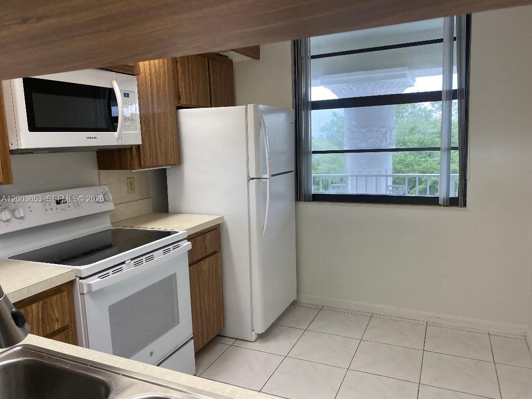 CONDO 27 OF WHITEHALL CON - Residential