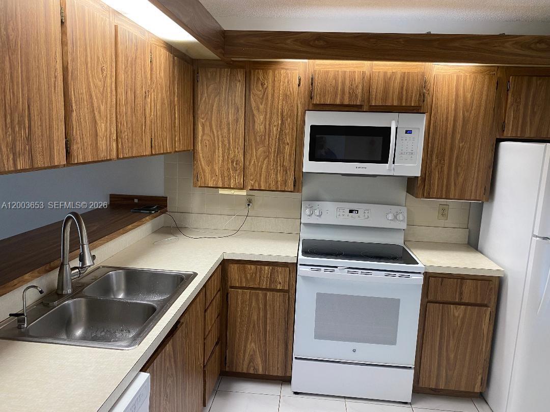 CONDO 27 OF WHITEHALL CON - Residential
