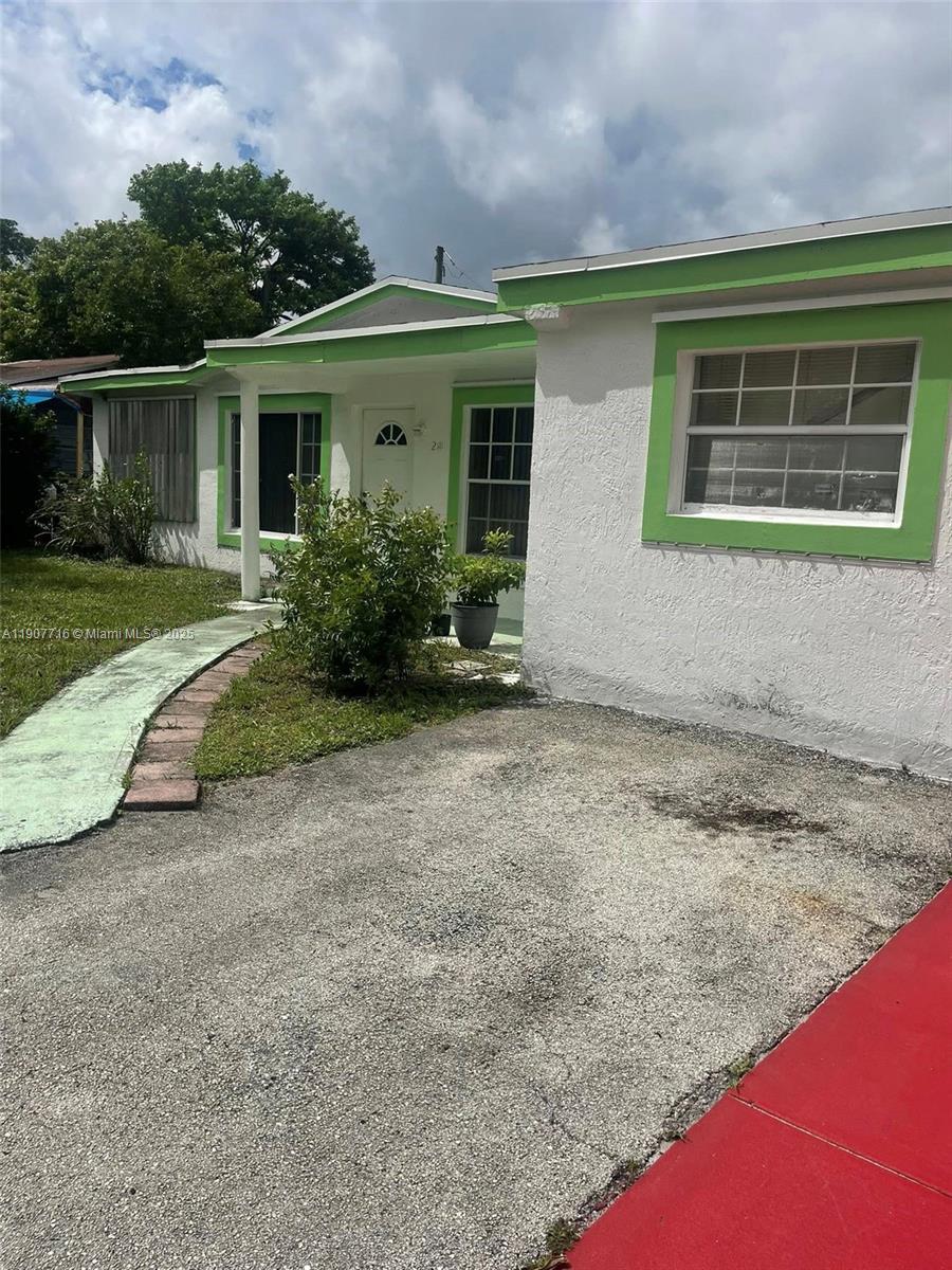 Cash or conventional only.  No assignment offers!

Fort Lauderdale Family Home – Huge Rooms, Massive Yard & Fruit Trees!