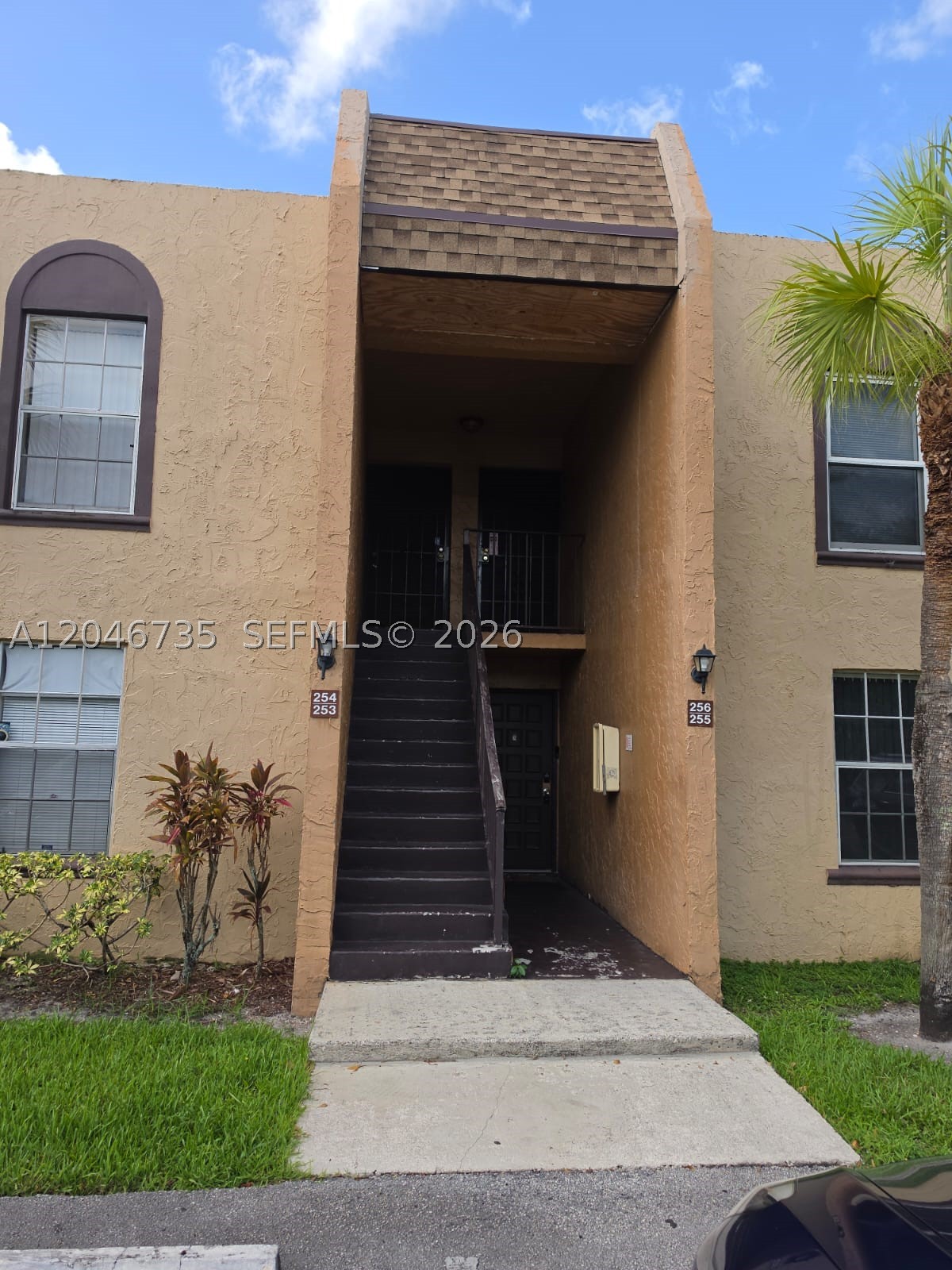 SPACIOUS 1 BEDROOM 1 BATHROOM WOOD HUE CONDOMINIUM UNIT FOR SALE.  FEATURES A SCREENED PATIO AND AN IN-UNIT WASHER/DRYER COMBO.