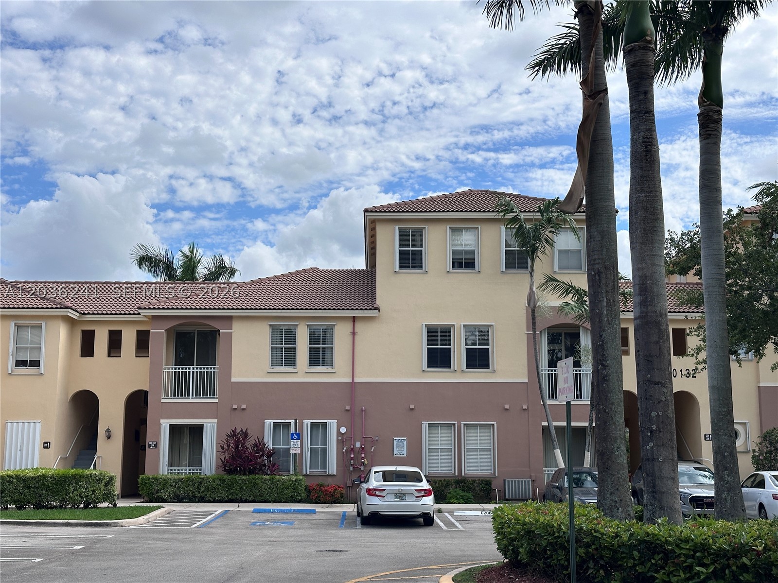 FONTAINBLEAU LAKES COURTY - Residential Lease