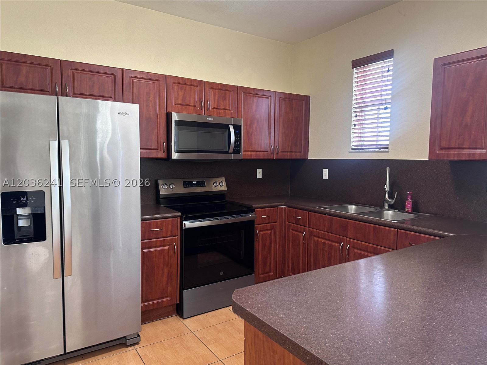 FONTAINBLEAU LAKES COURTY - Residential Lease