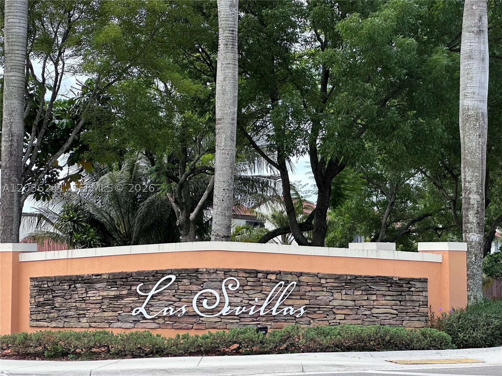 FONTAINBLEAU LAKES COURTY - Residential Lease