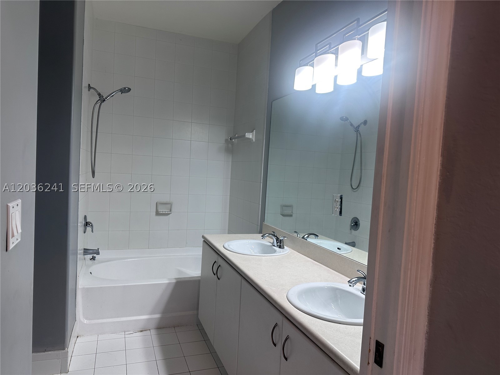 FONTAINBLEAU LAKES COURTY - Residential Lease
