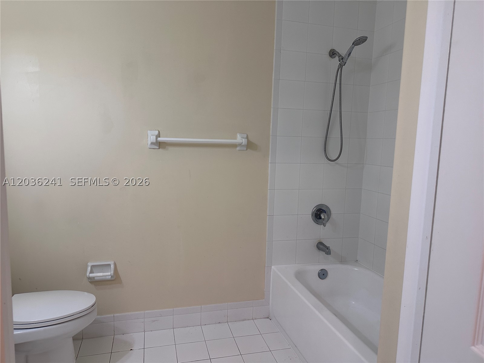 FONTAINBLEAU LAKES COURTY - Residential Lease