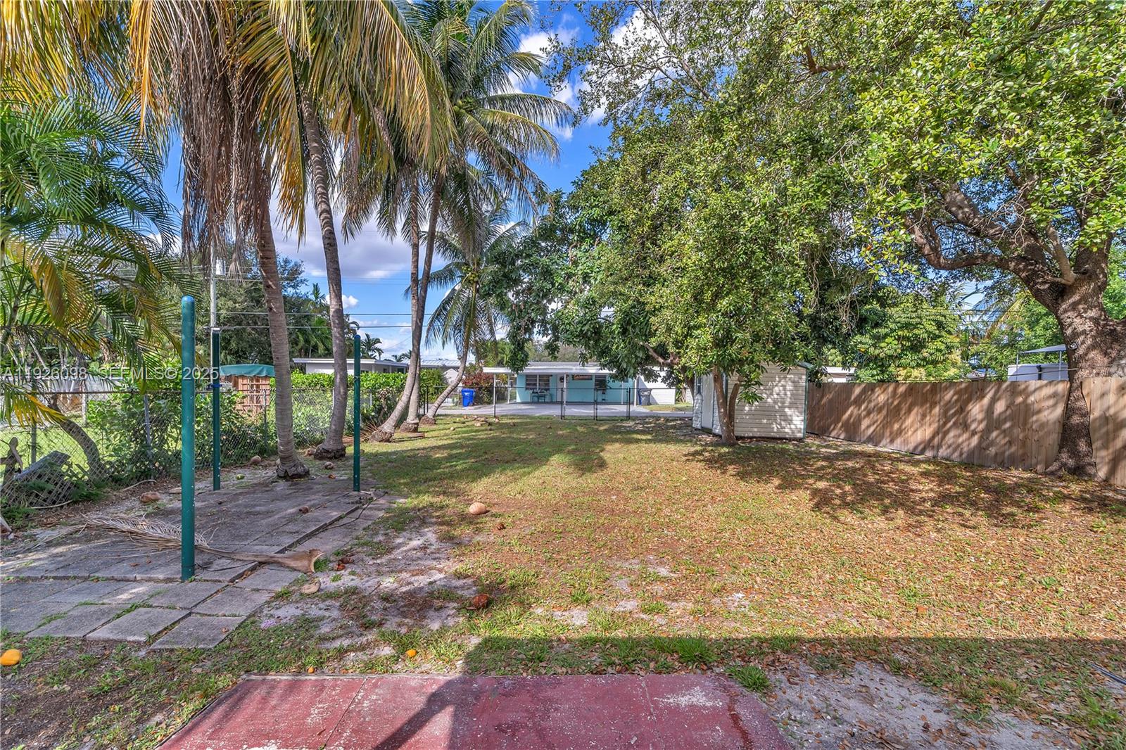 HOLLYWOOD PARK - Residential