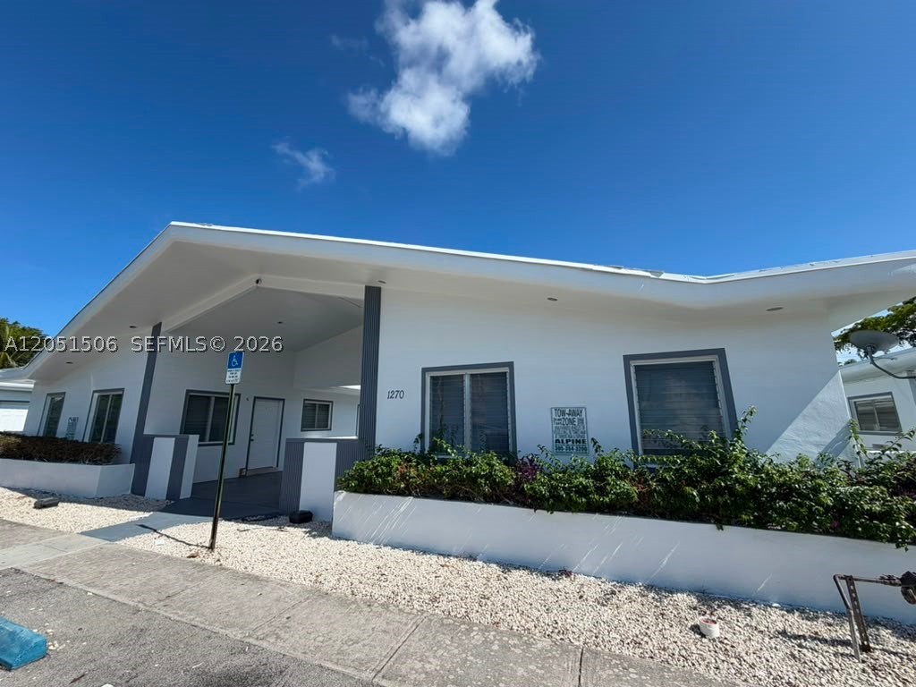 Excellent location apartment. 1 bedroom, 1 full bathroom. Large living room and nice kitchen. Quiet neighborhood.
1 assigned parking. See broker remarks.