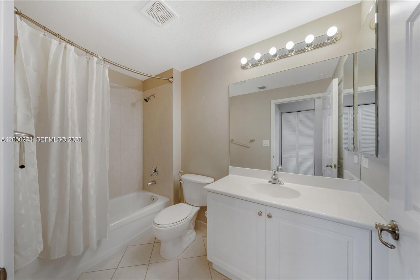 THE GRANDE CONDO - Residential