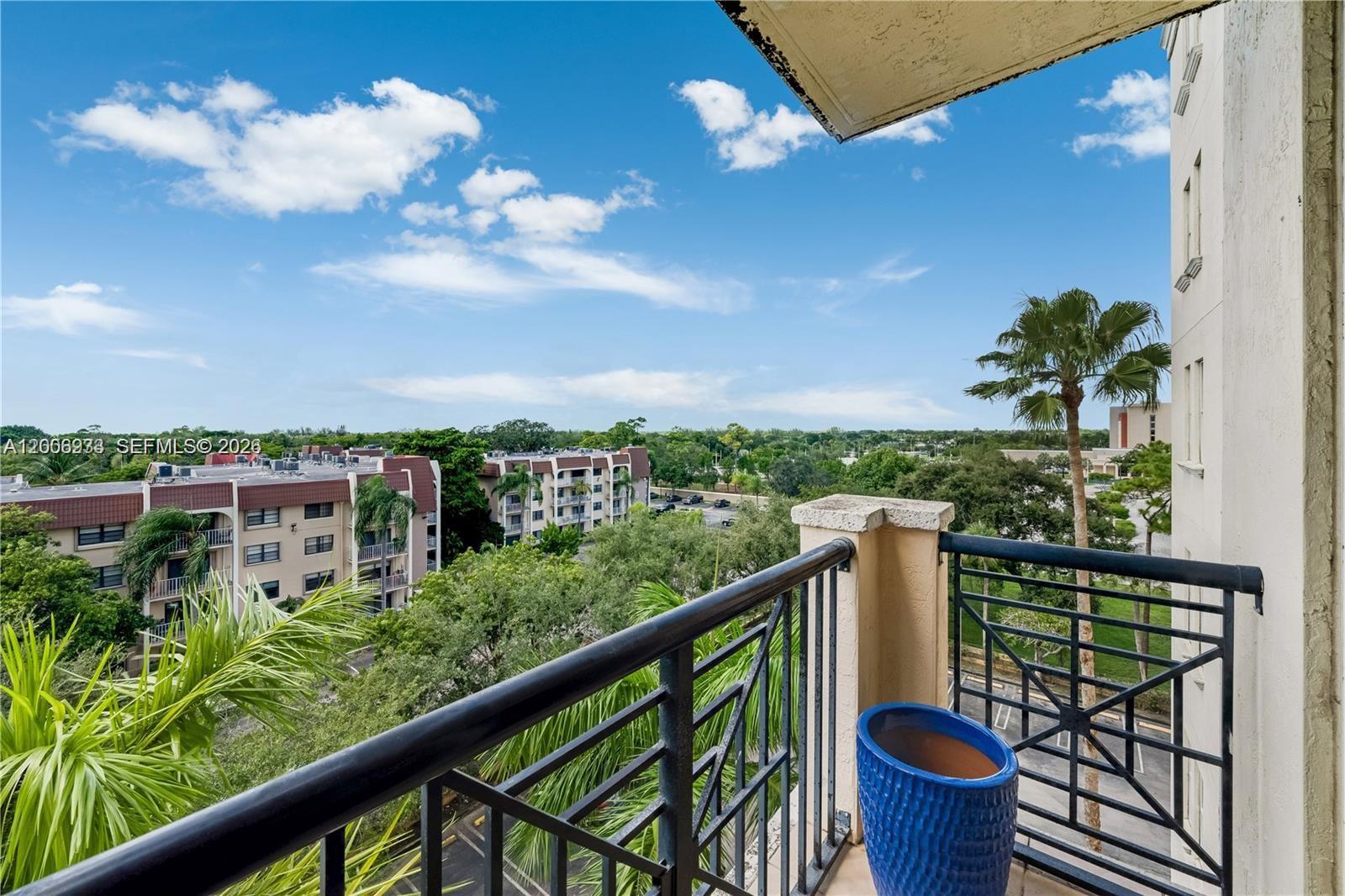 THE GRANDE CONDO - Residential
