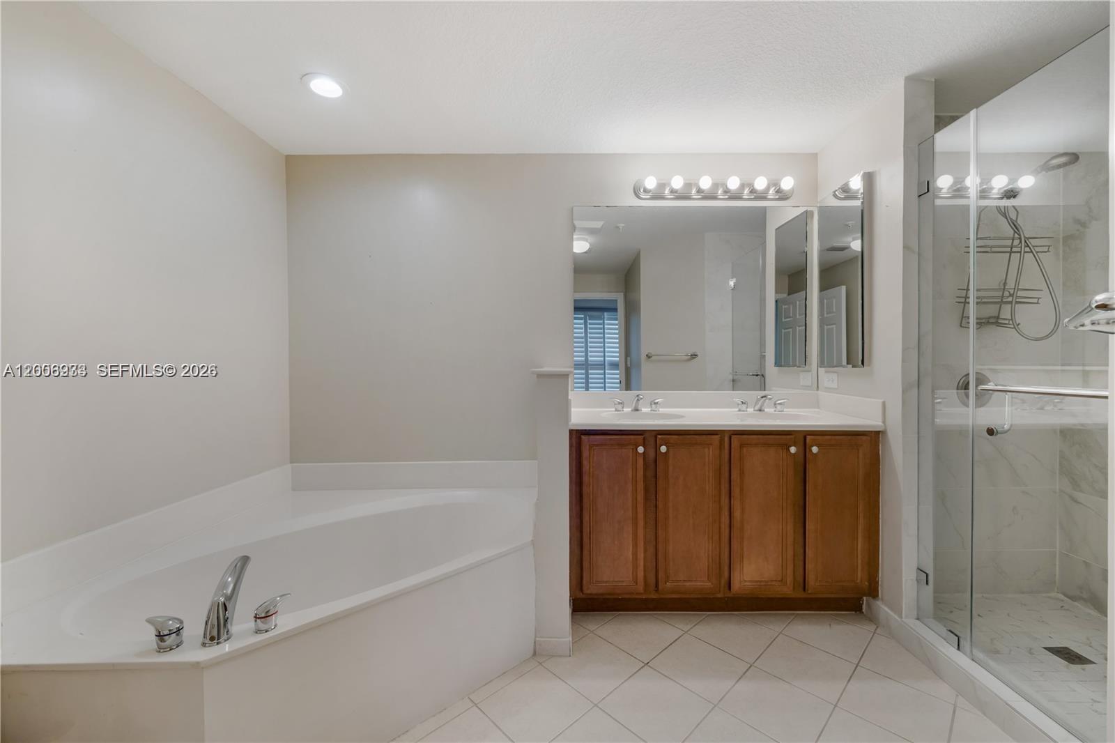 THE GRANDE CONDO - Residential