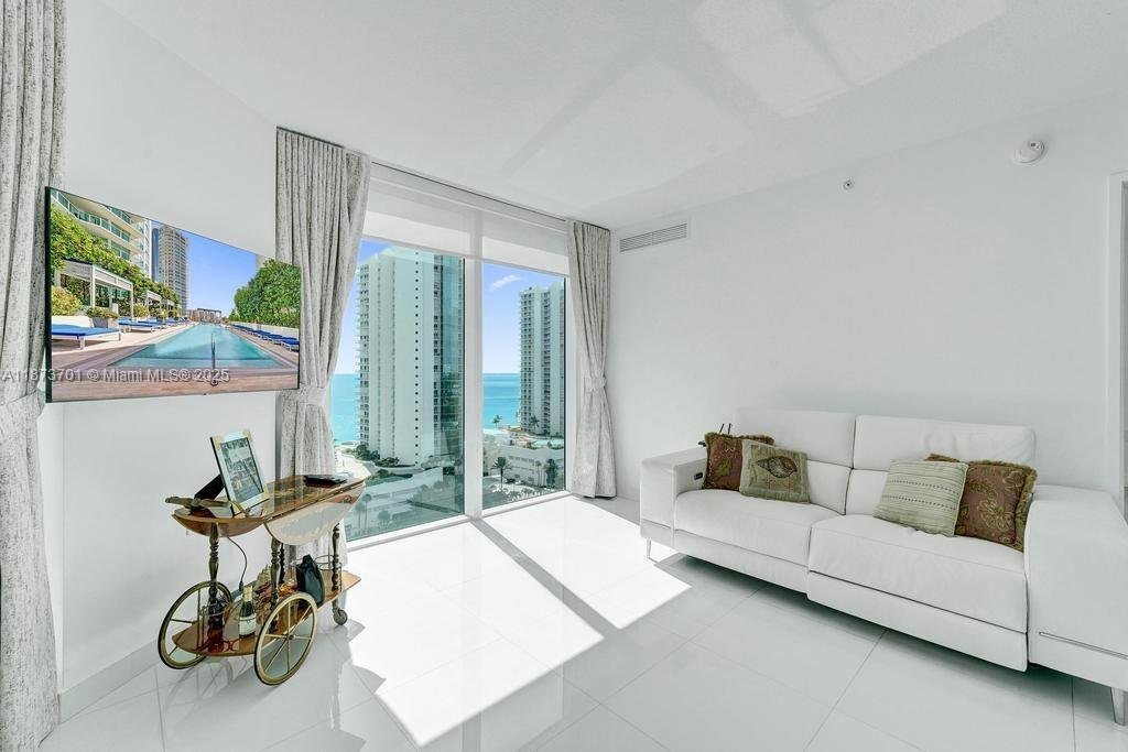 ST TROPEZ ON THE BAY 1 CO - Residential