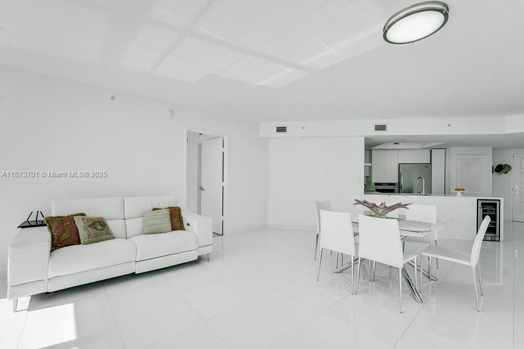 ST TROPEZ ON THE BAY 1 CO - Residential