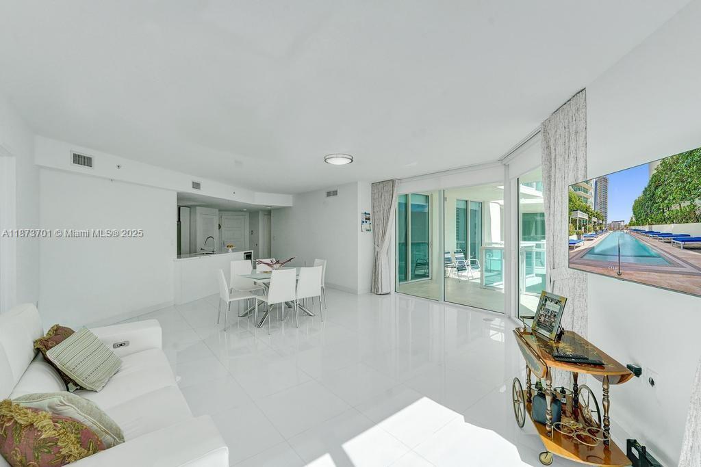 ST TROPEZ ON THE BAY 1 CO - Residential
