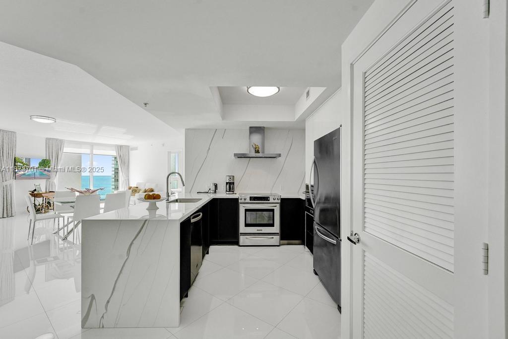 ST TROPEZ ON THE BAY 1 CO - Residential