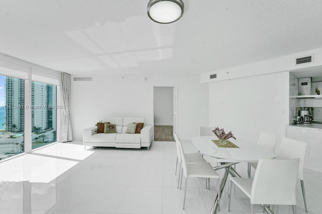 ST TROPEZ ON THE BAY 1 CO - Residential