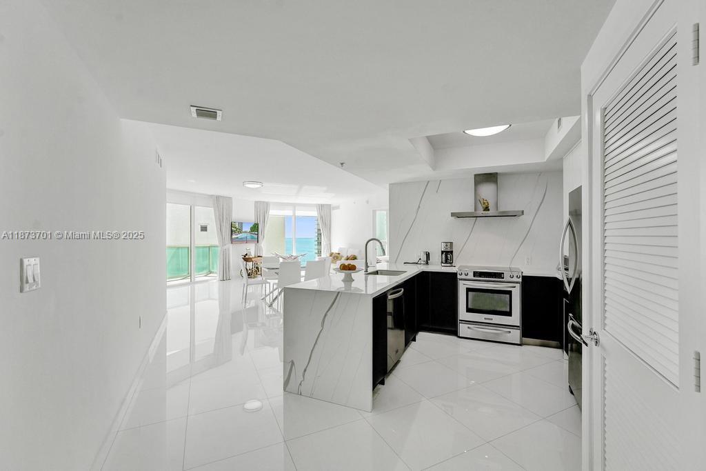 ST TROPEZ ON THE BAY 1 CO - Residential