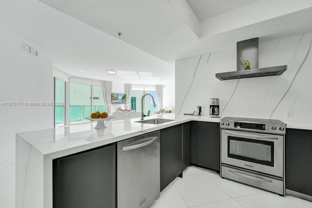 ST TROPEZ ON THE BAY 1 CO - Residential