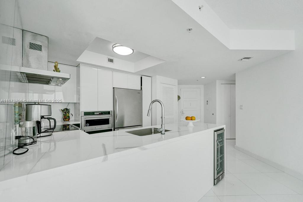 ST TROPEZ ON THE BAY 1 CO - Residential
