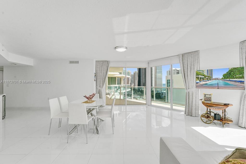 ST TROPEZ ON THE BAY 1 CO - Residential