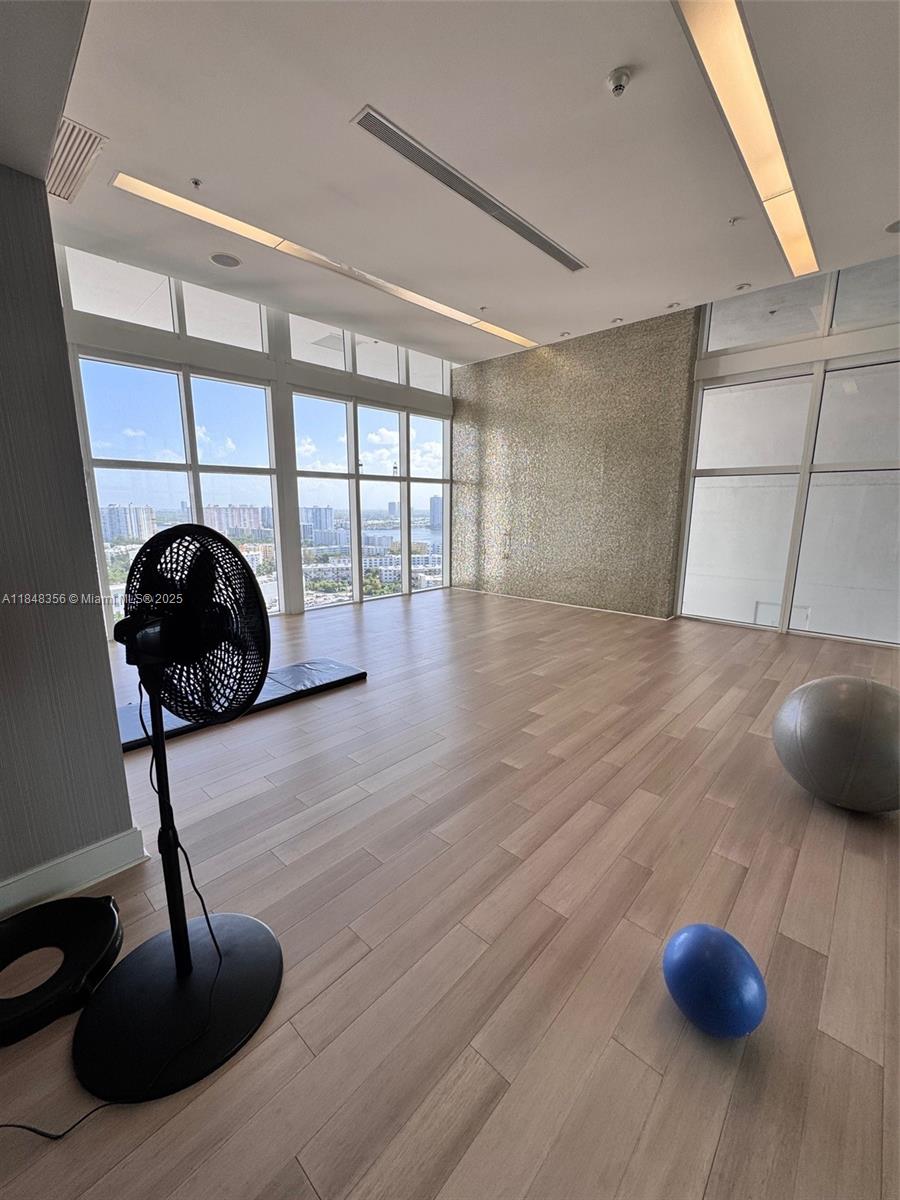 TRUMP ROYALE CONDO - Residential