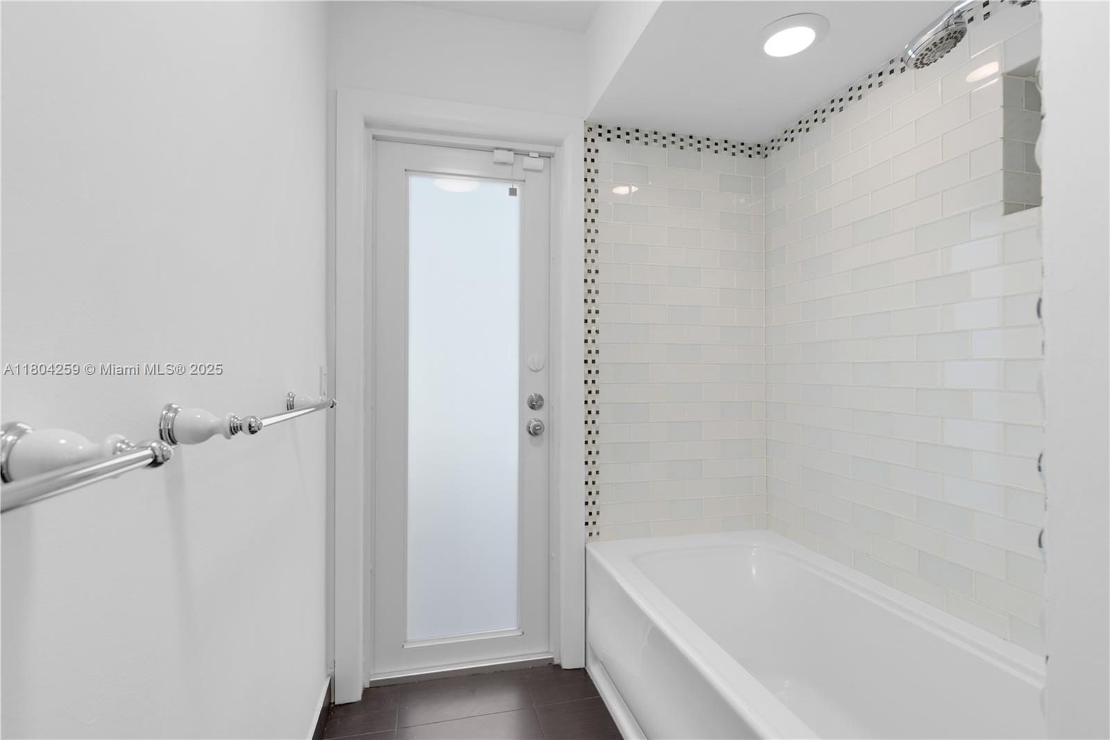 EMERALD HILLS SEC 3 - Residential Lease