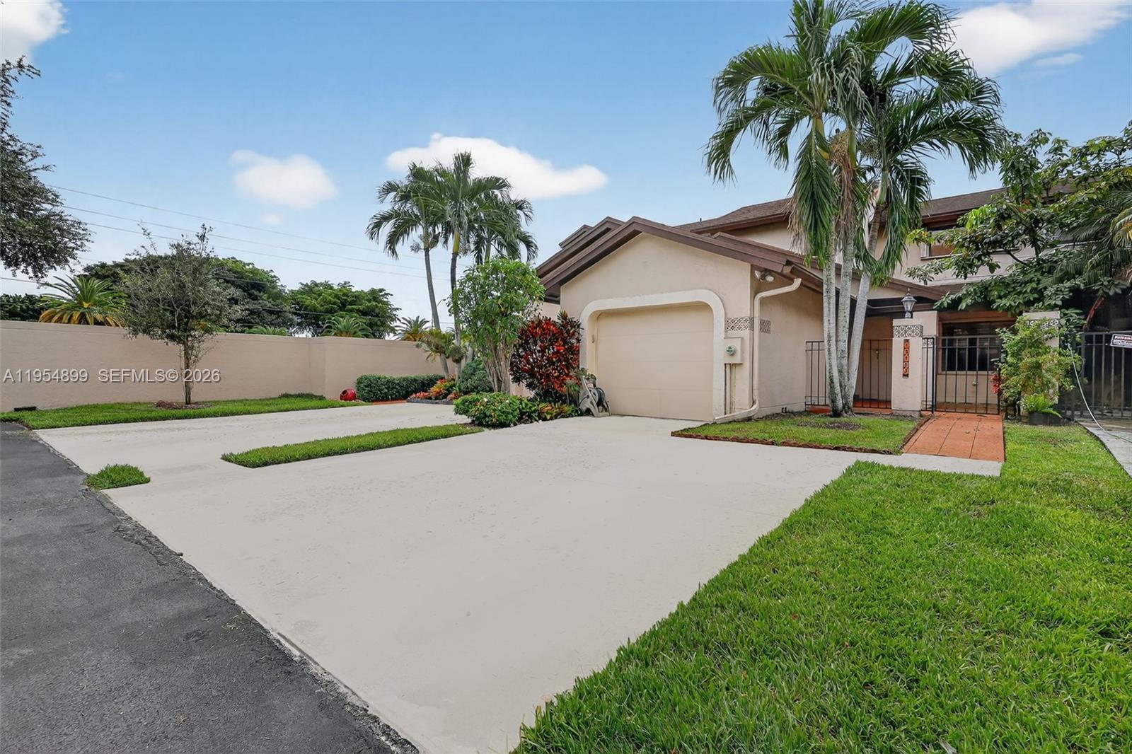 VALENCIA TOWNHOMES - Residential
