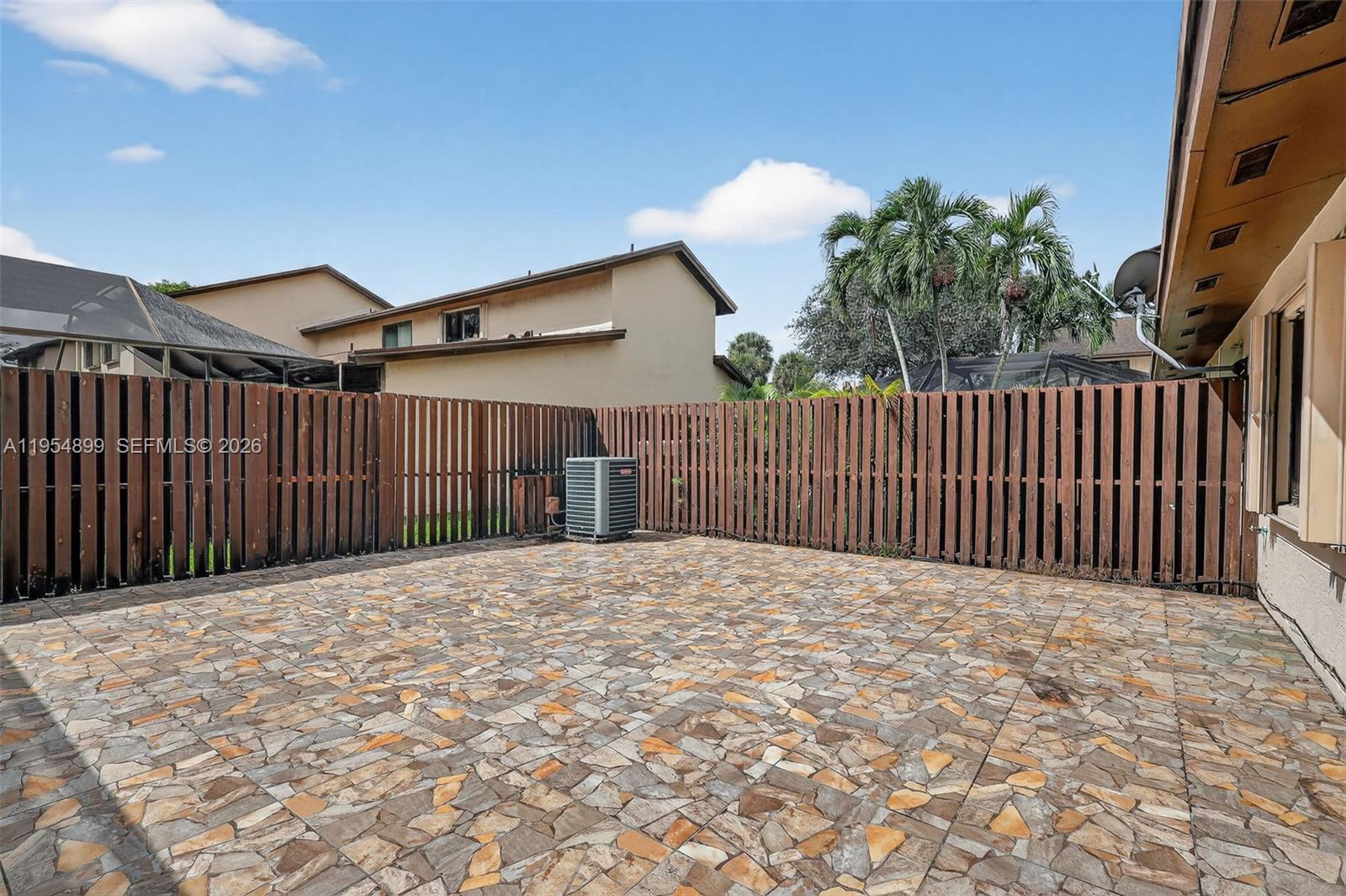 VALENCIA TOWNHOMES - Residential
