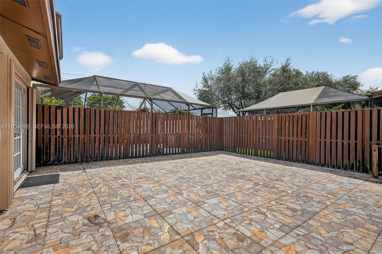 VALENCIA TOWNHOMES - Residential