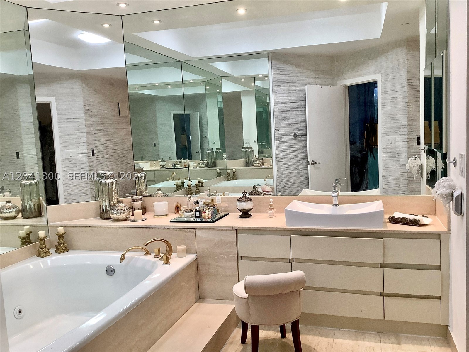 4000 ISL BLVD WILLIAMS IS - Residential