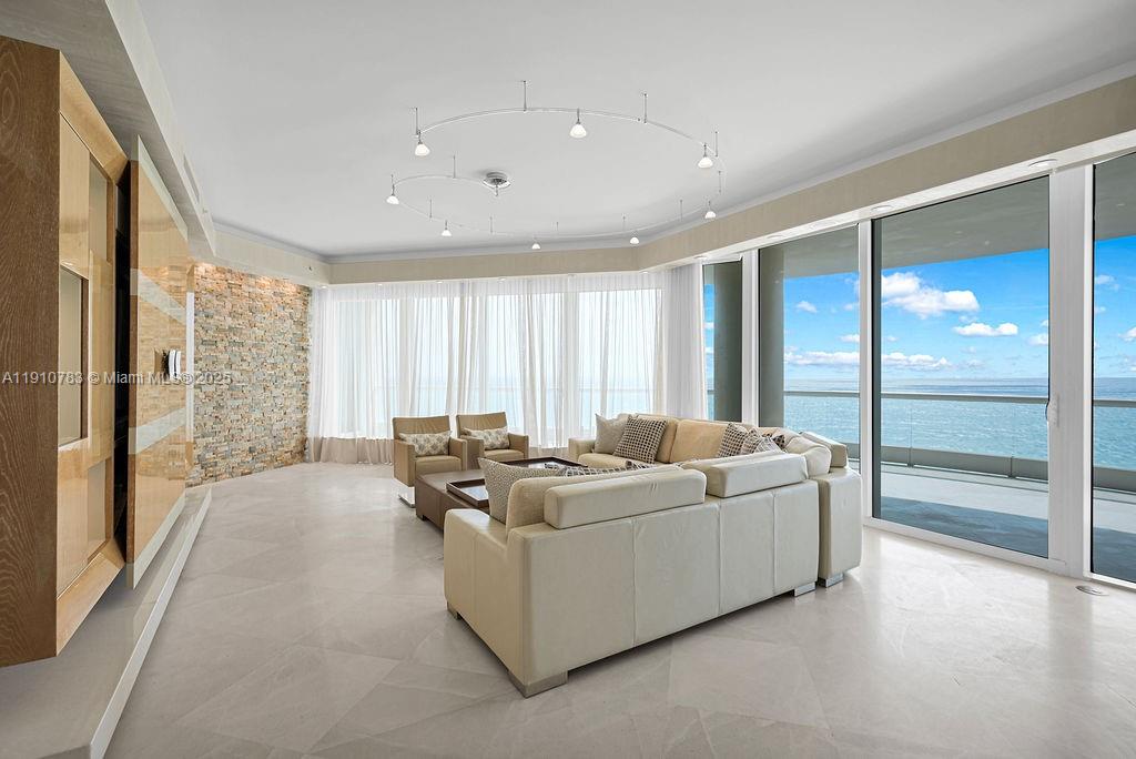 TURNBERRY OCEAN COLONY - Residential