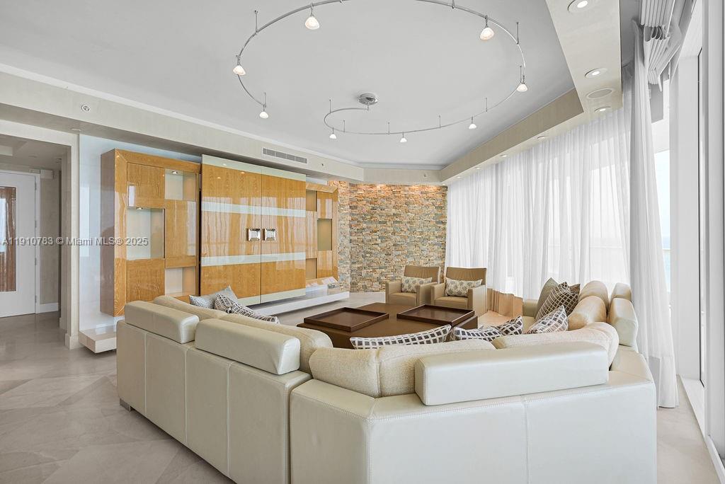 TURNBERRY OCEAN COLONY - Residential