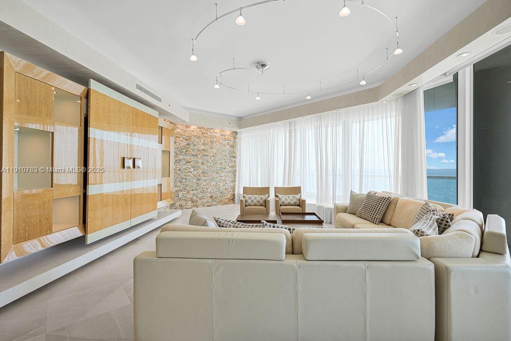 TURNBERRY OCEAN COLONY - Residential