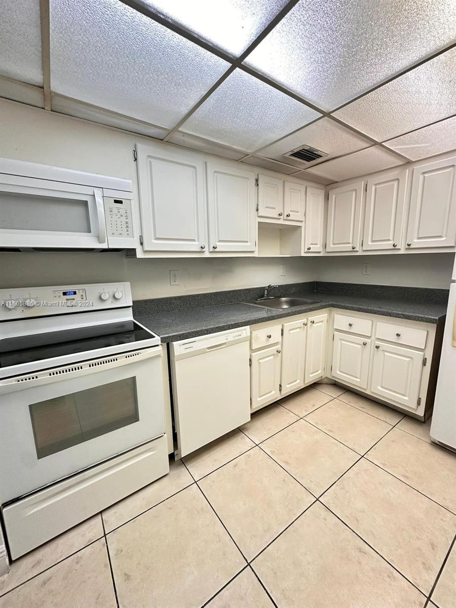 GREAT CONDITIONS 1 BED, 1,5 BATHS IN BAYVIEW PALMS, IN THE HEART OF NORTH MIAMI. FRESHLY PAINTED
 WITH TILE FLOORS THROUGHOUT. EXCELLENT LOCATION EAST OF BISCAYNE BLVD, WALKING DISTANCE TO
 TENNIS COURTS, PARKS, HOME DEPOT, SHOPPING, RESTAURANTS, PUBLIC TRANSPORTATION, UNIVERSITIES
 AND MUCH MORE. MINUTES TO BAL HARBOUR & AVENTURA. A MUST SEE !