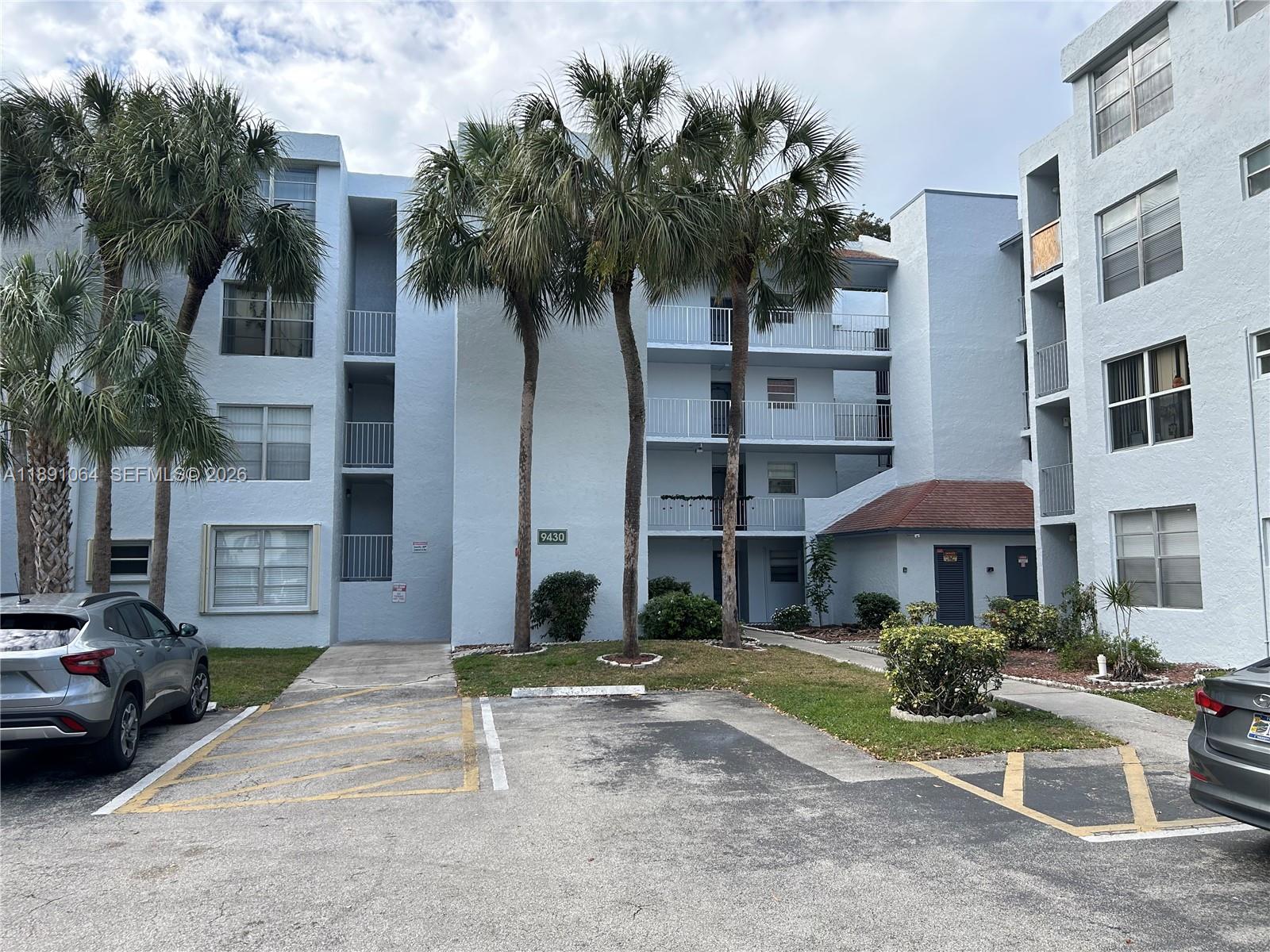 Welcome to Live Oak Condominium at Pine Island Ridge. This beautiful unit features 2 bedrooms, 2 bathrooms. The updated kitchen includes stainless steel appliances. New flooring, freshly painted. One assigned parking space, along with available guest parking. You will have access to excellent community amenities, including a clubhouse, golf course, gym, and tennis courts. Conveniently located near colleges, shopping centers, restaurants, and major highways.