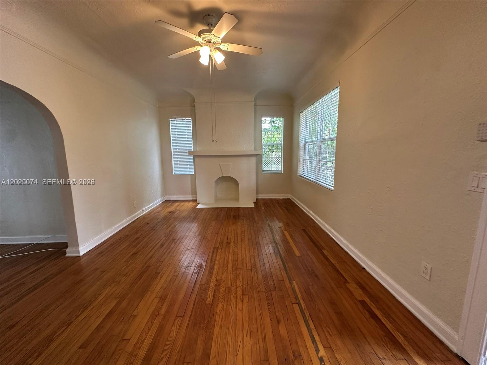 This delightful 3-bedroom, single-bathroom home features central air conditioning and hardwood floors. The expansive backyard offers an ideal setting for outdoor activities. With no HOA and a swift approval process, plus the convenience of an in-unit washer/dryer and a central location, this property is sure to be adored.