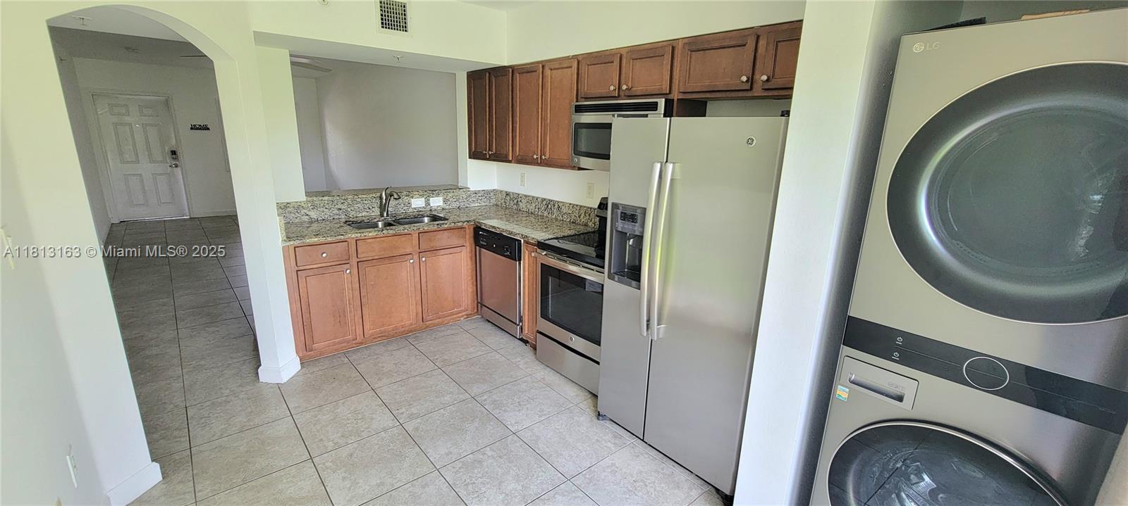 THE COURTS AT BAYSHORE II - Residential Lease