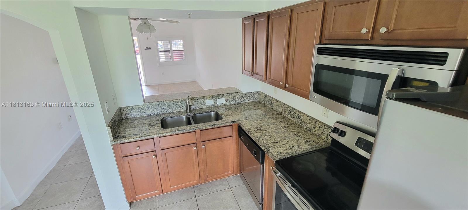THE COURTS AT BAYSHORE II - Residential Lease
