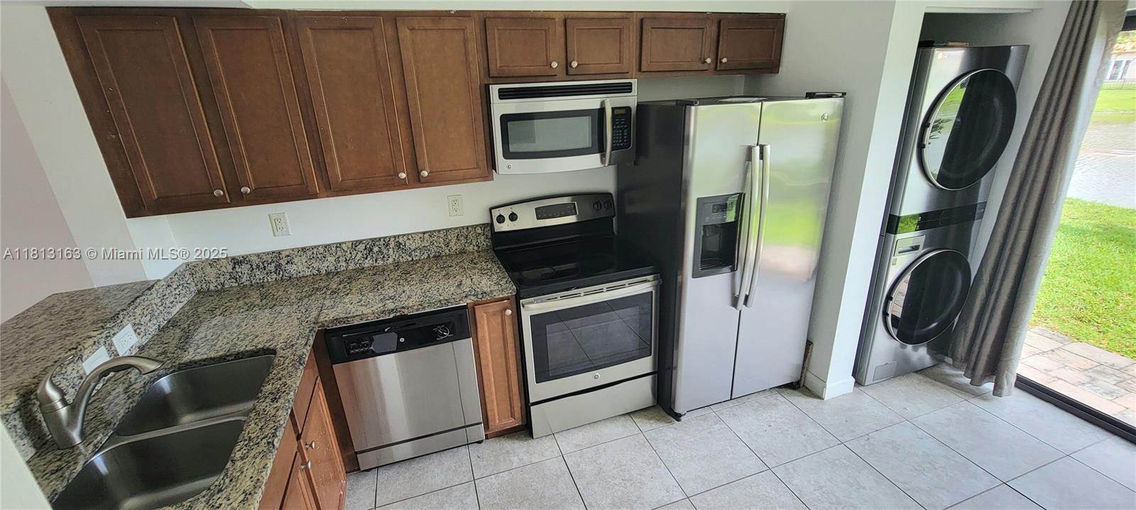 THE COURTS AT BAYSHORE II - Residential Lease