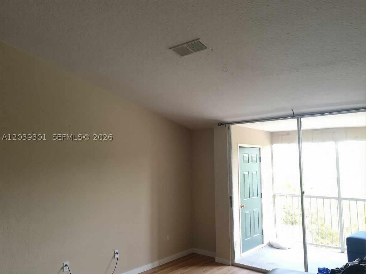 SANDLAKE PRIVATE RESIDENCE - Residential Lease