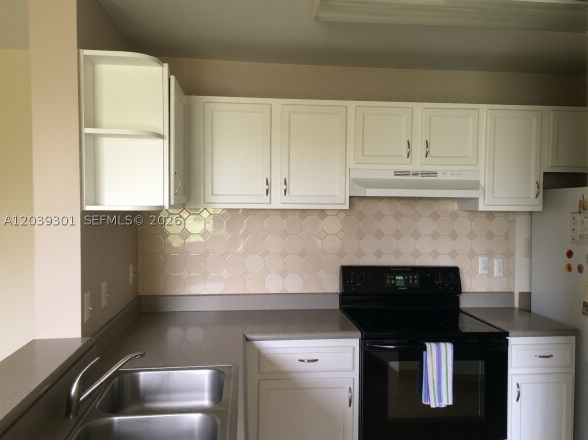SANDLAKE PRIVATE RESIDENCE - Residential Lease