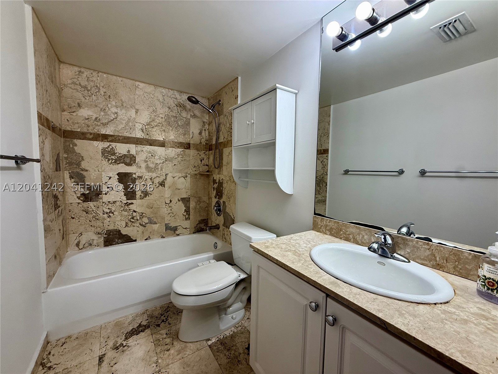 ROND POINT CONDO - Residential