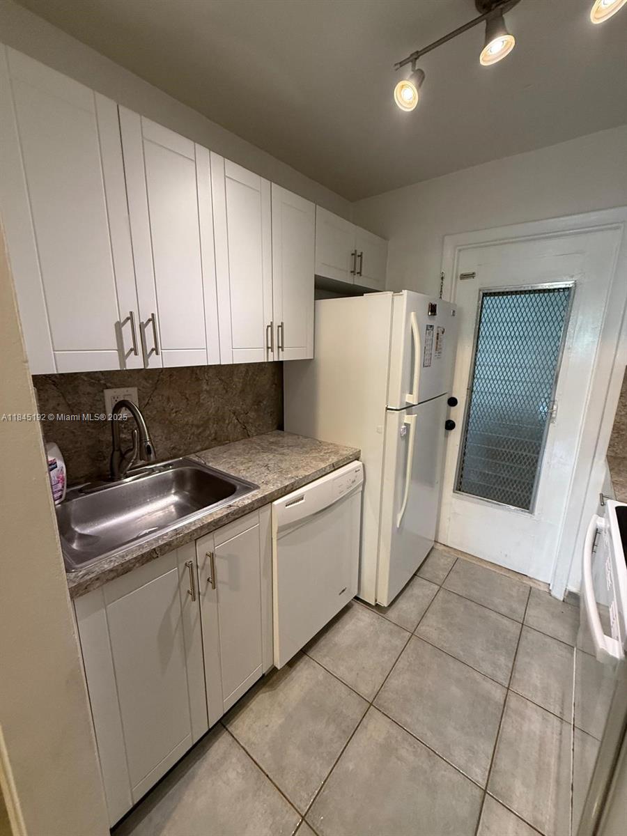 JOE-RON NORTH CONDO - Residential Lease