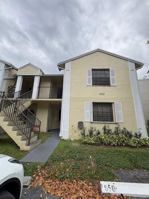 BEAUTIFUL AND SPACIOUS APARTMENT IN AN EXCELLENT LOCATION, KITCHEN WITH QUARTZ COUNTERTOP DINING LIVING OPENS TO AN AMPLE BALCONY WITH GRETA VIW TO A LAKE, WASHER AND DRYER INSIDE THE UNIT.