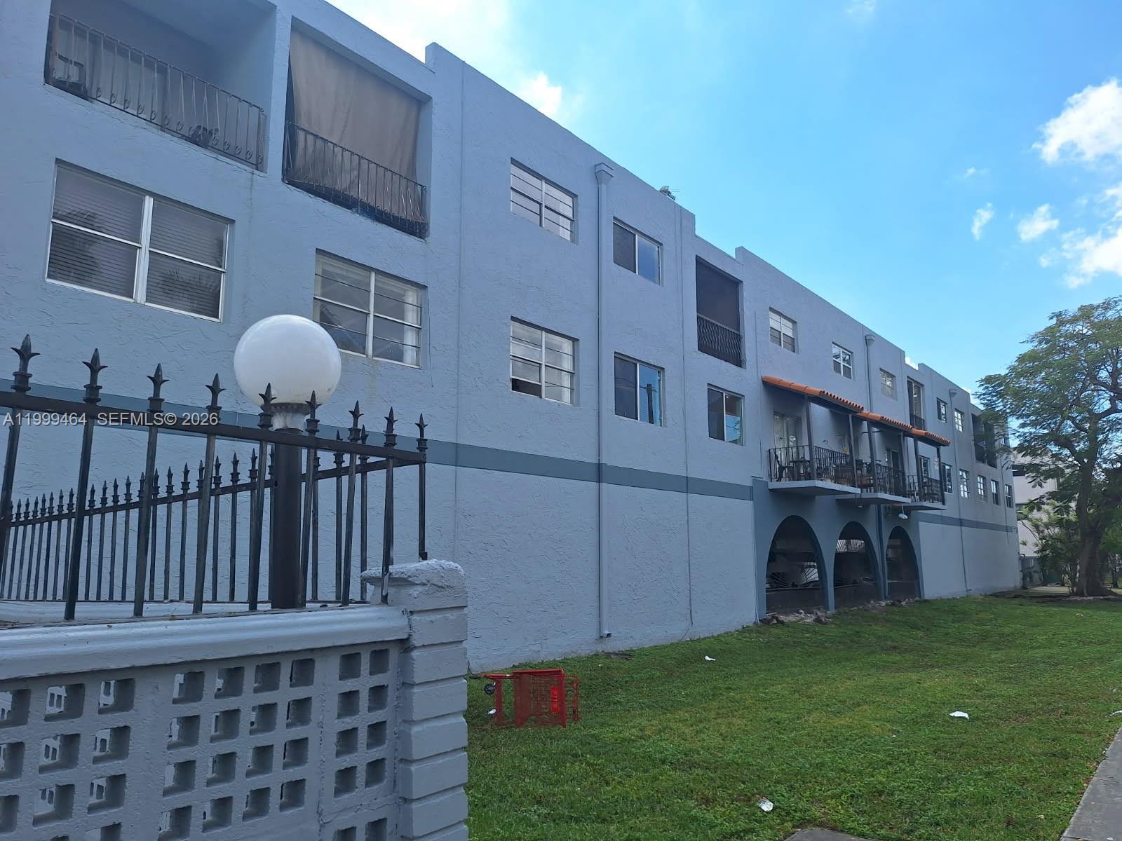 Investors Only. This is a great property for investors. Long-term tenants and located in the heart of Hialeah.
condo/townhouse with 2 bedrooms, 1 bathroom upstairs and a guest bath downstairs. One assigned parking space and located close to Westland Mall, Palmetto expressway and school .