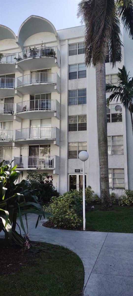 Beautiful, spacious 1 bed, 1 bath in Monte Carlos Condominium. Gated with 24-hour security. Features a community pool. Centrally located near major expressways, restaurants, and minutes from the beaches. Easy to show.
