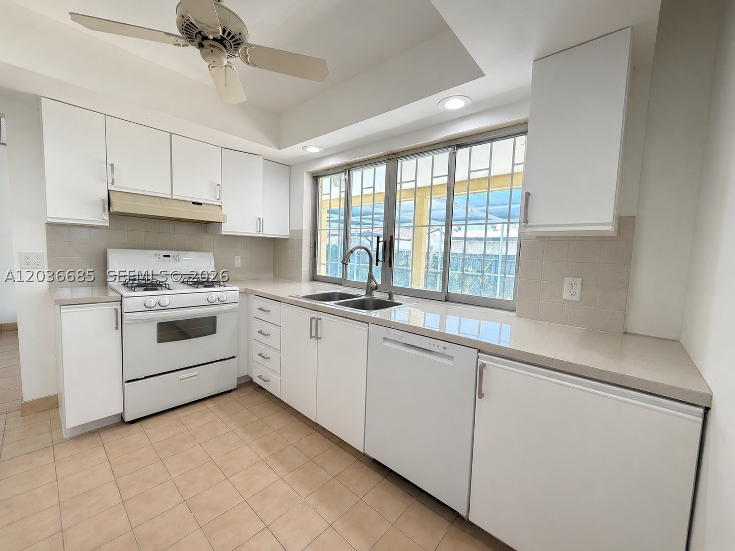 SUNRISE GOLF VILLAGE SEC - Residential Lease