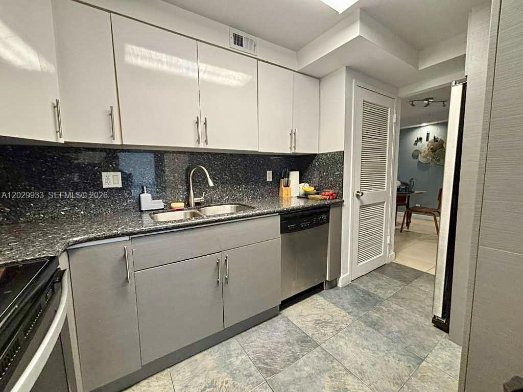 YACHT CLUB CONDO (THE) - Residential