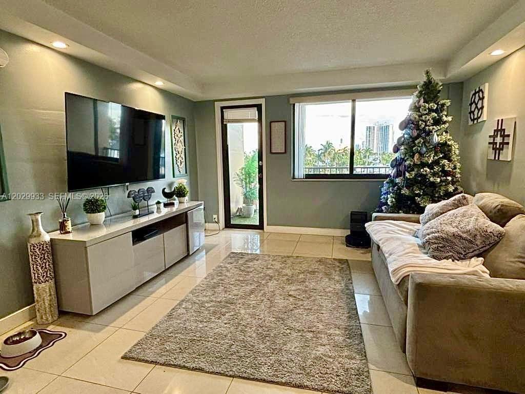 YACHT CLUB CONDO (THE) - Residential