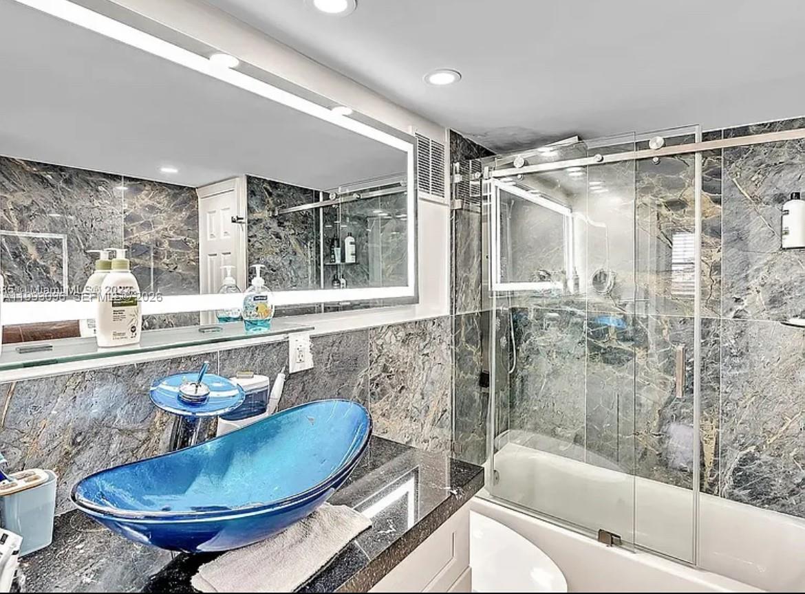 WATERSIDE TOWERS CONDO - Residential