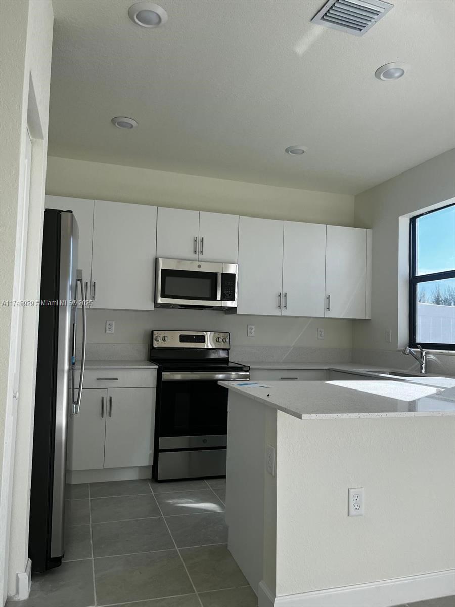 AQUABELLA NORTH - Residential Lease